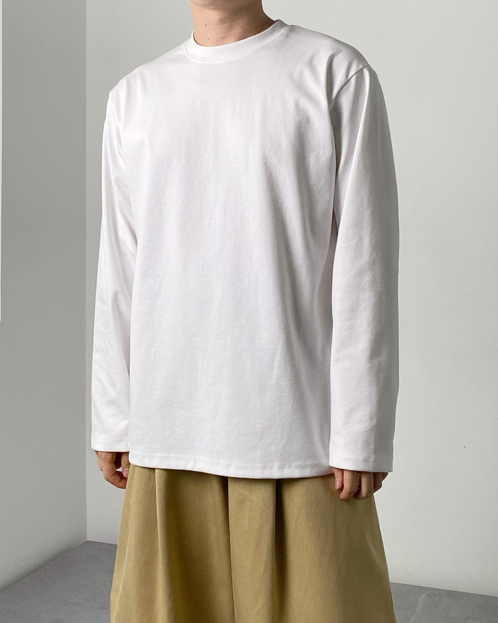 긴팔 티셔츠 모델 착용 이미지-S1L52
