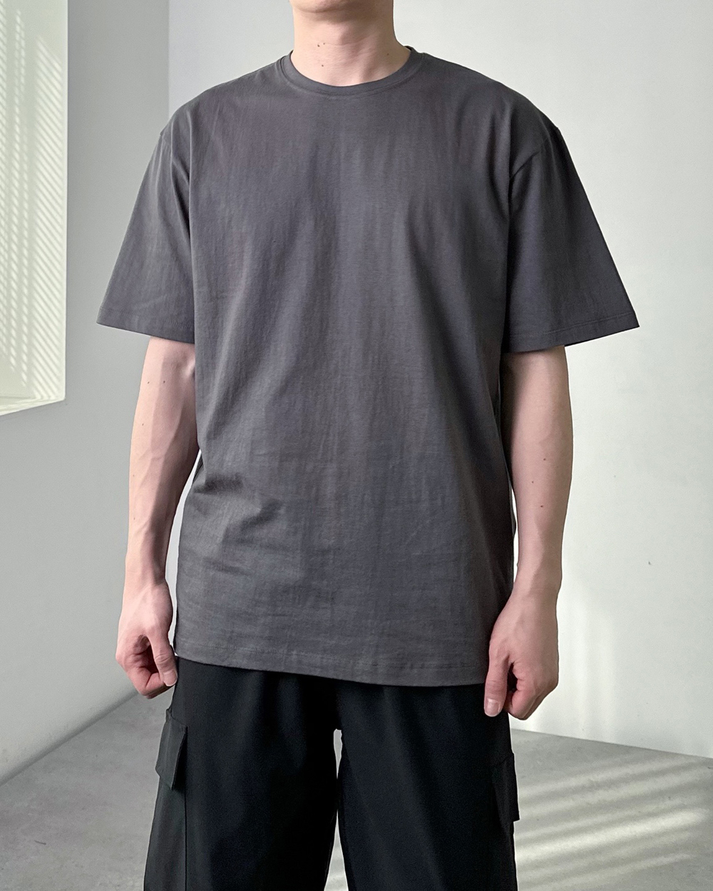 반팔 티셔츠 모델 착용 이미지-S9L49