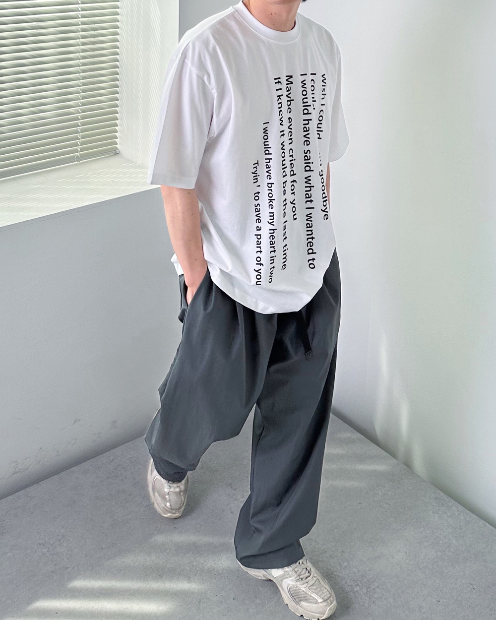 반팔 티셔츠 모델 착용 이미지-S1L52