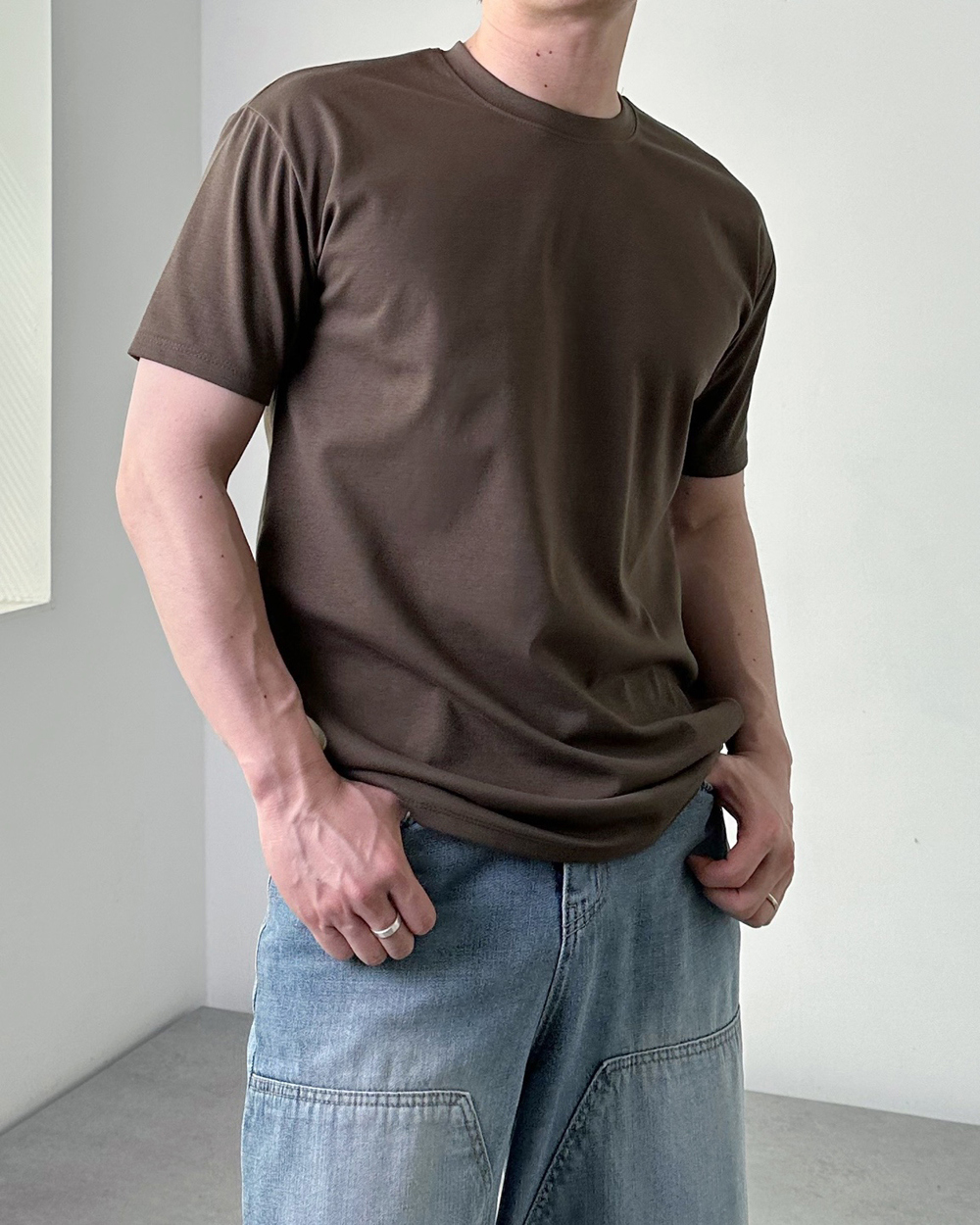 반팔 티셔츠 모델 착용 이미지-S16L31