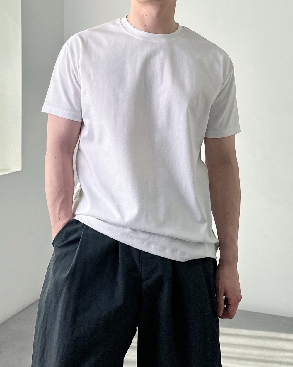 반팔 티셔츠 모델 착용 이미지-S16L15