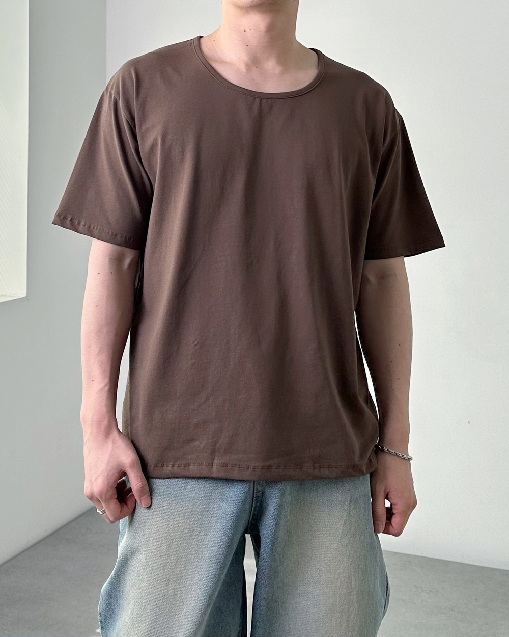 반팔 티셔츠 모델 착용 이미지-S16L8