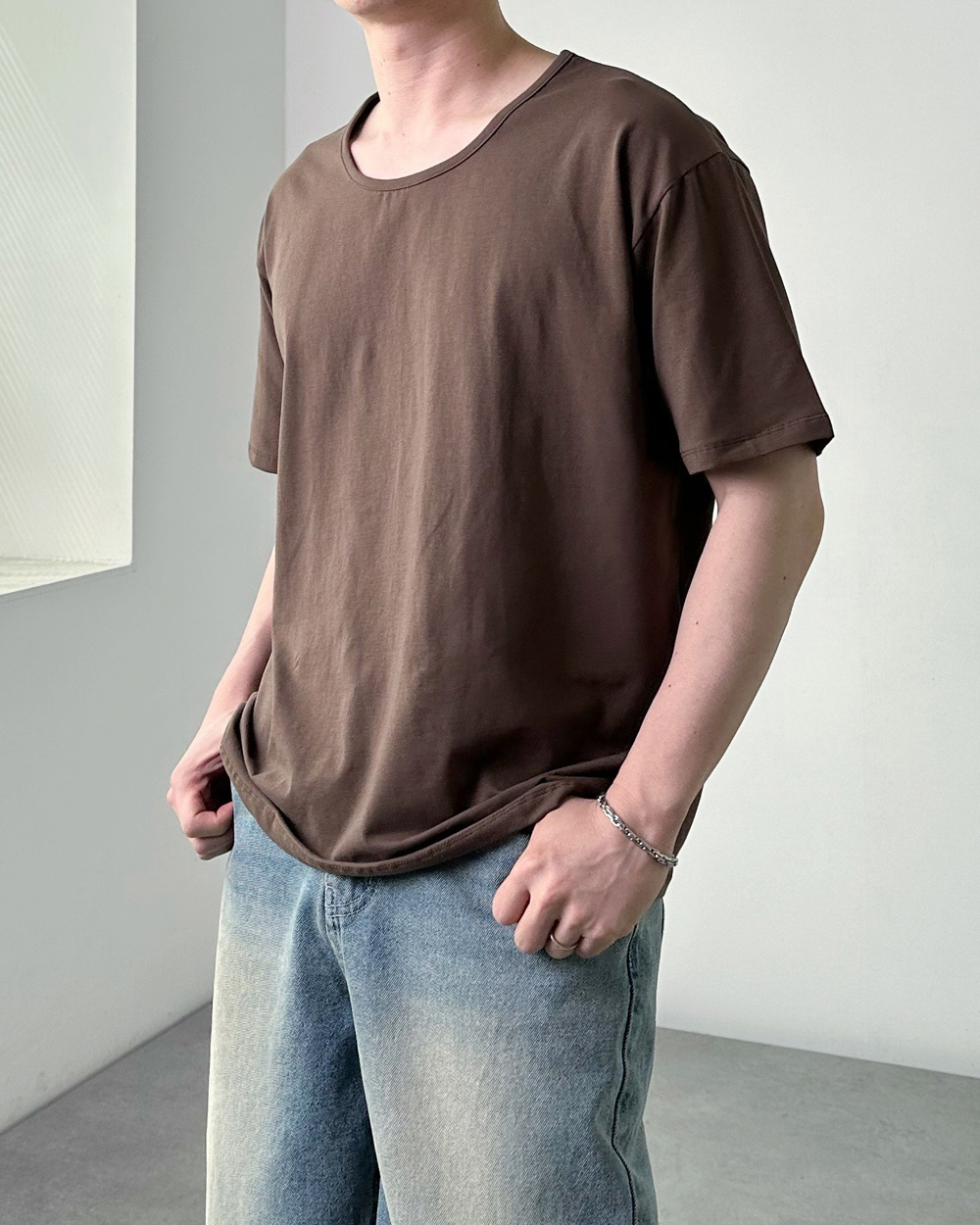반팔 티셔츠 모델 착용 이미지-S16L10