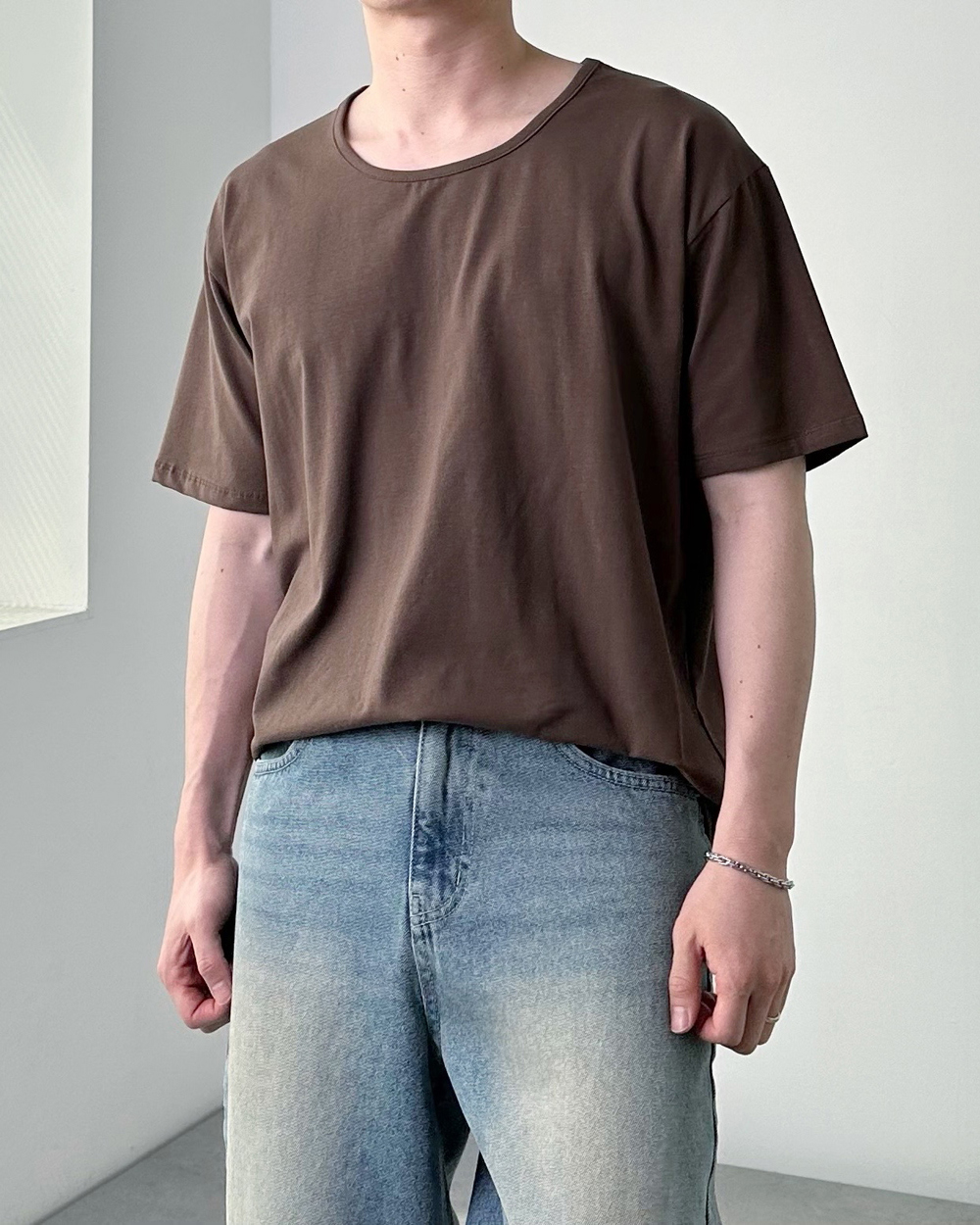 반팔 티셔츠 모델 착용 이미지-S16L16
